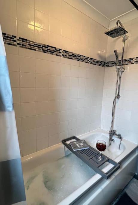 Lovely, Two Bedroom Apartment Central Location 런던 외부 사진