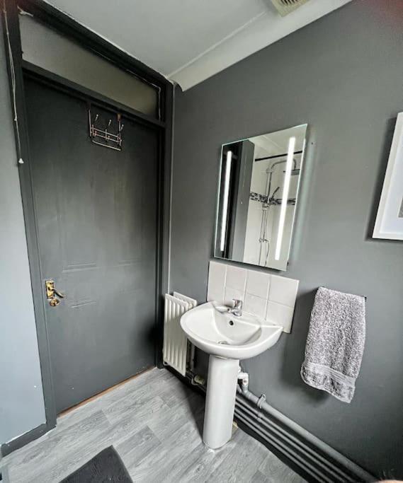 Lovely, Two Bedroom Apartment Central Location 런던 외부 사진