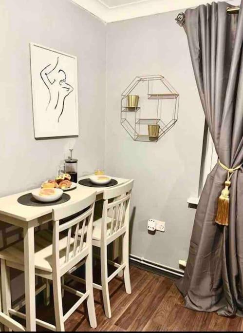 Lovely, Two Bedroom Apartment Central Location 런던 외부 사진