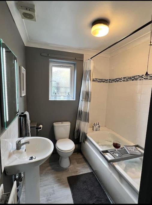 Lovely, Two Bedroom Apartment Central Location 런던 외부 사진