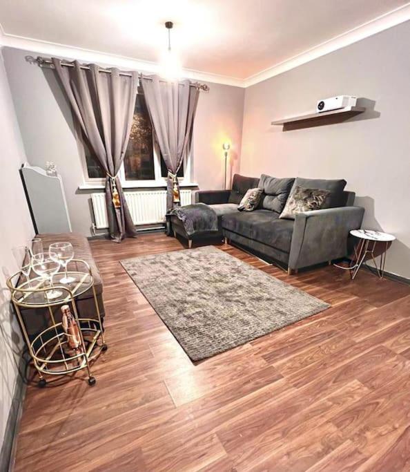 Lovely, Two Bedroom Apartment Central Location 런던 외부 사진